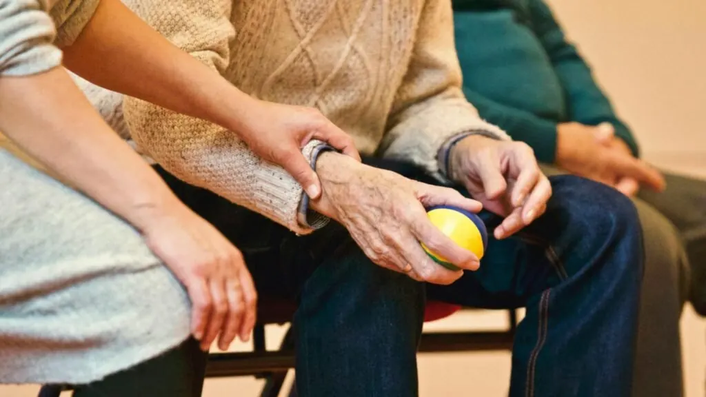 Professionnel de santé accompagnant une personne âgée