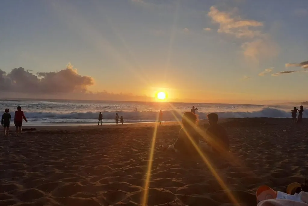 Coucher de soleil sur une plage de La Réunion, un moment de calme et de présence